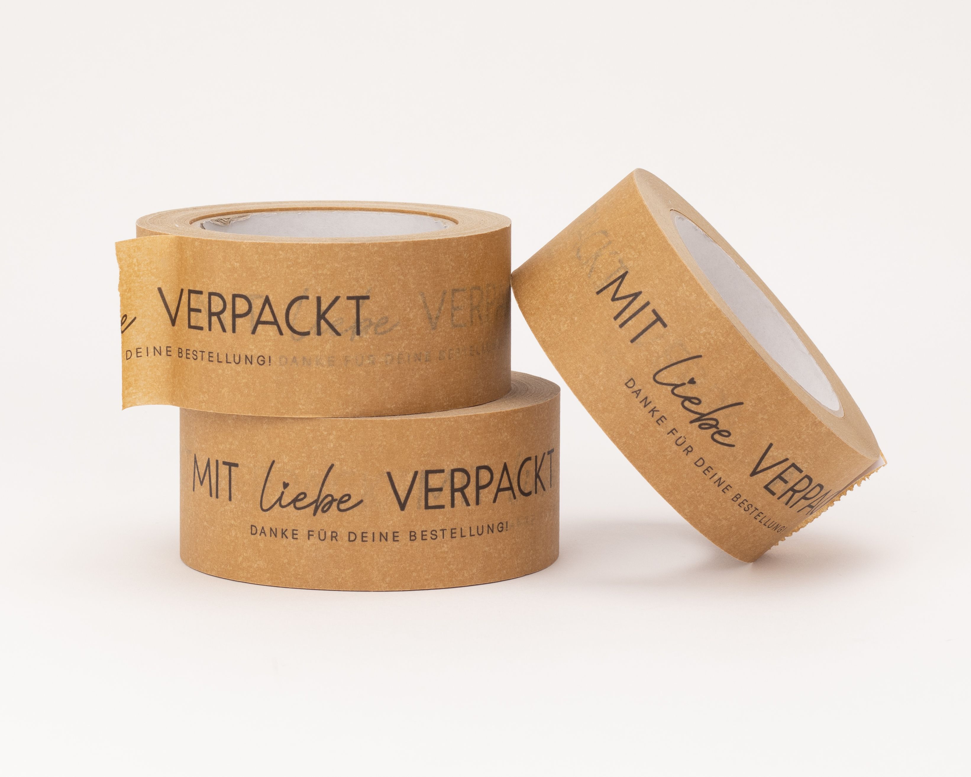 Papierklebeband, braun, mit Aufdruck 'Mit Liebe verpackt, danke für deine Bestellung!'. Zum Verschließen und Aufwerten von Verpackungen.